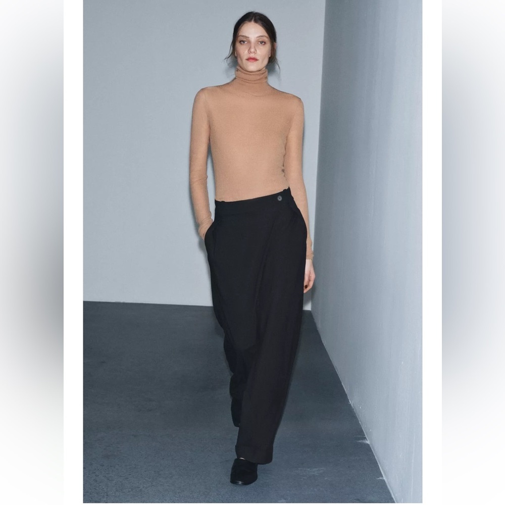 TREND NWT ZARA ASYMMETRIC WAIST SIZE  XS 
🚨FIRM PRICE NO DISCOUNT
